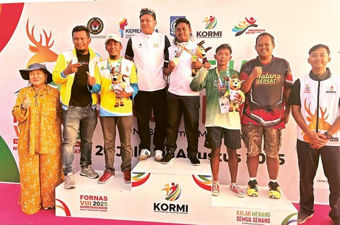 TOTALITAS: Lucky Maulana (dua dari kanan) mendampingi atlet binaannya meraih medali perunggu pada Fornas 2025 di NTB pada awal Agustus lalu.