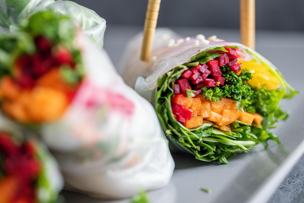 CAMILAN SEHAT: Kombinasi sayuran segar, protein, dan dressing nikmat, salad wrap jadi menu yang pas untuk diet seimbang.