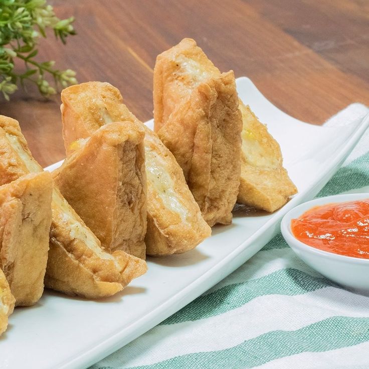 GURIH: Tahu bakso hangat dengan isian daging padat, jadi camilan favorit warga Malang.