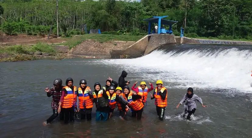 Serunya river tubing di Lumajang, menyusuri sungai deras dengan ban bersama teman maupun keluarga.