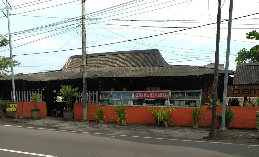 Suasana resto dengan panorama alam indah di Lumajang, cocok untuk bersantai sambil menikmati hidangan.