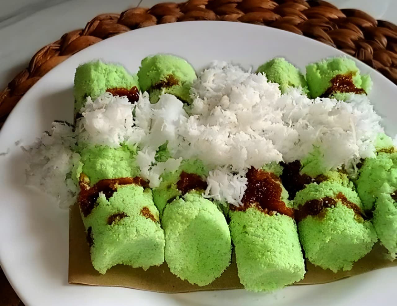 LEGENDARIS: Deretan penjual kue putu di Malang ini sudah puluhan tahun bertahan dan jadi ikon kuliner malam yang wajib dicoba!