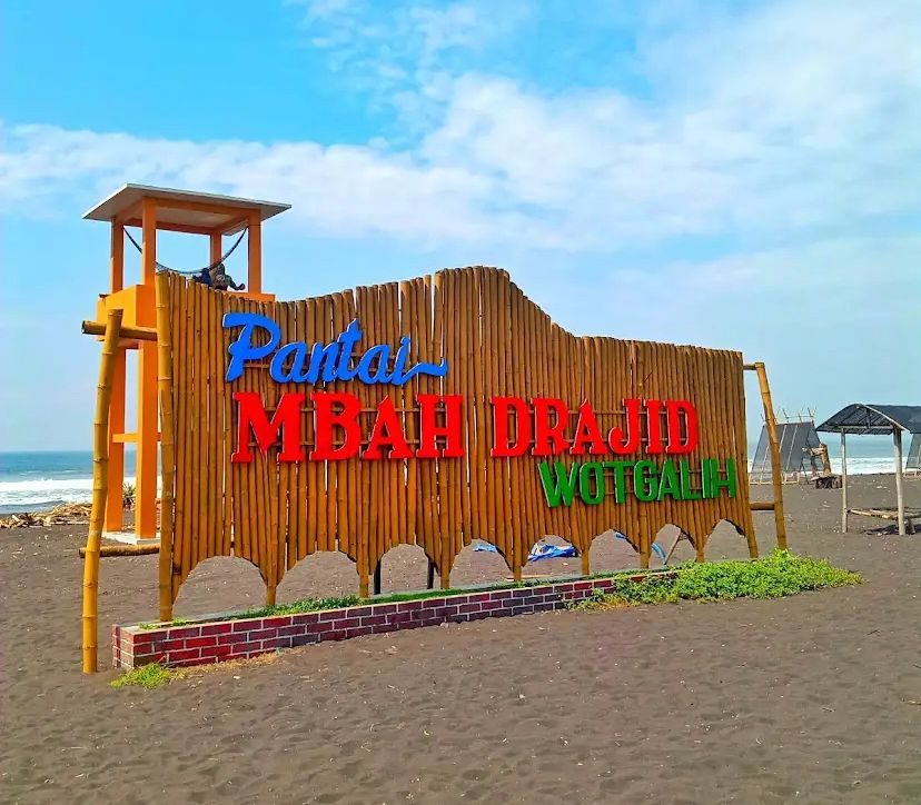 Pesona pantai di Jalur Lintas Selatan Lumajang, menawarkan keindahan alam yang masih asri dan menawan.