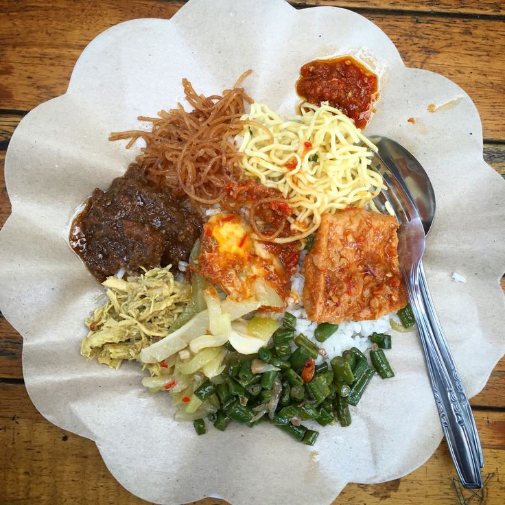 Sarapan sederhana, rasa luar biasa. Nasi campur, teman setia pagi yang tak pernah mengecewakan.