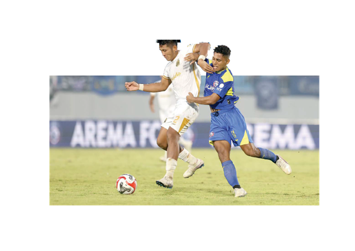 KESEMPATAN KEDUA: Winger Arema FC Salim Tuharea (kiri) berusaha merebut bola dari pemain Bhayangkara FC I Putu Gede dalam laga Super League pekan ke-3, 22 Agustus lalu.