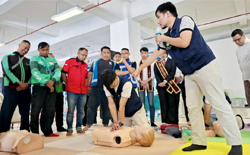 PRATIK LANGSUNG: Ojol dan Sopir Ambulans mengikuti pelatihan bantuan hidup dasar di MCC Kota Malang, kemarin.
