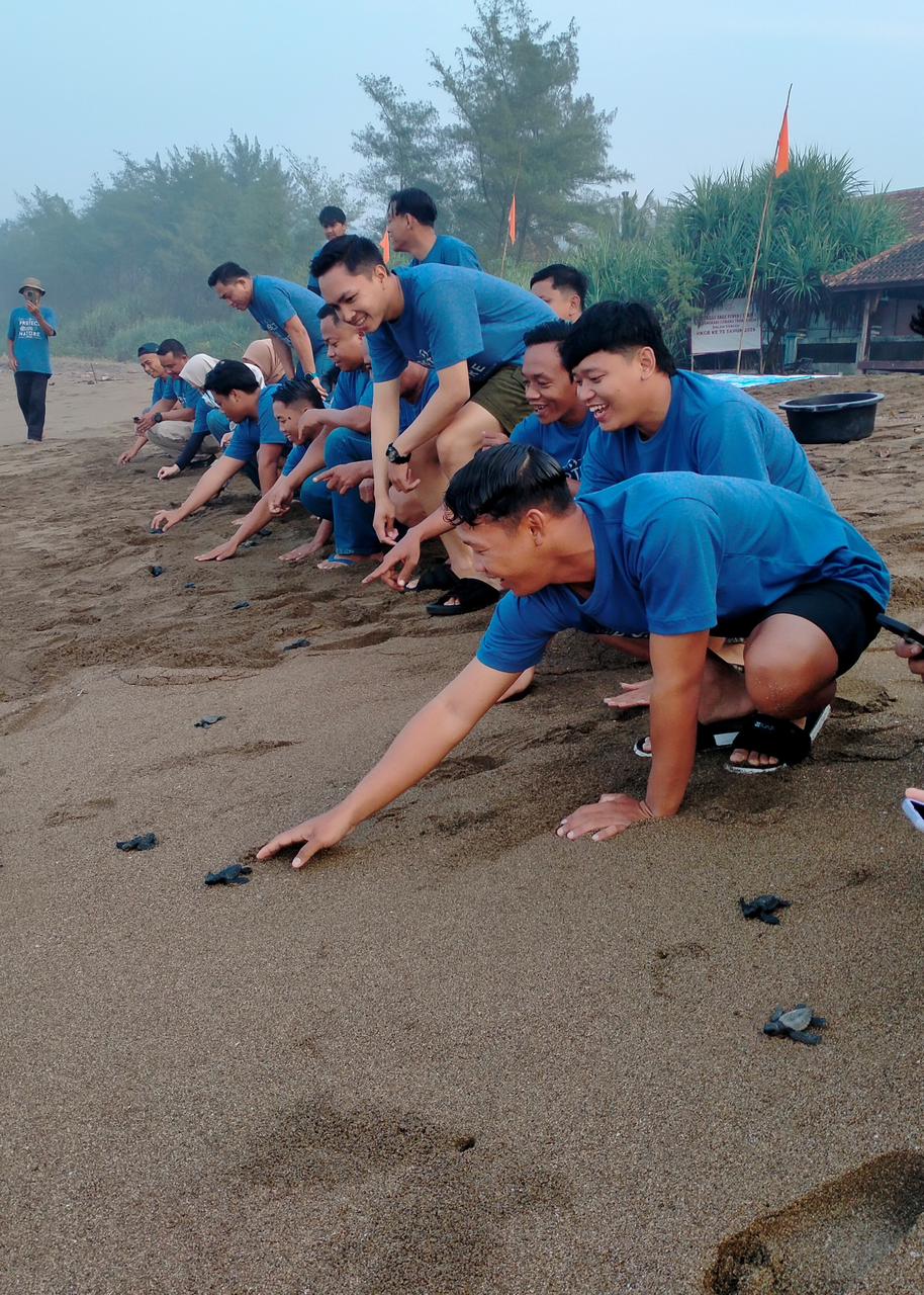 PEDULI: Kegiatan pelepasan 350 ekor tukik dan penanaman 1.000 bibit pohon mangrove di Pantai Kili-kili, Desa Wonocoyo, Kecamatan Panggul, Kabupaten Trenggalek pada tanggal 24 Agustus 2025.