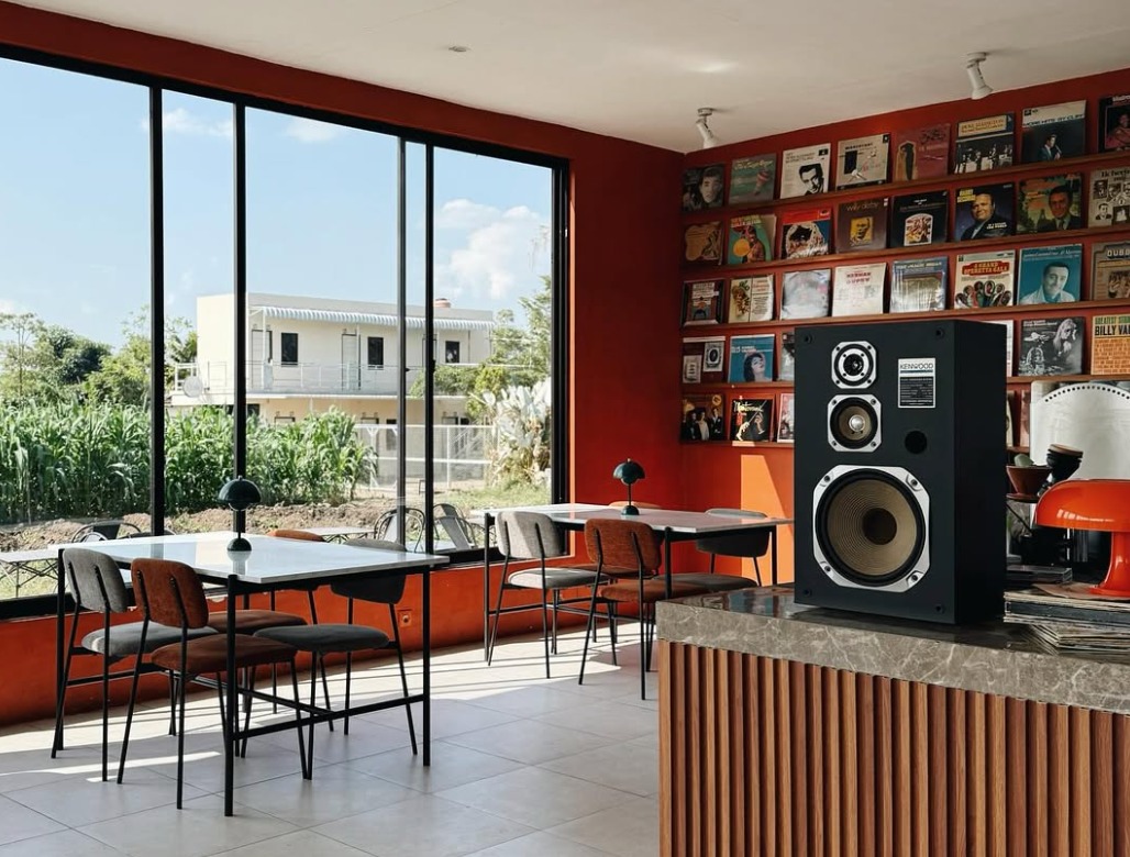 RETRO KLASIK: Tenthirty Coffee and Eatery, kafe dengan nuansa retro dan interior klasik.