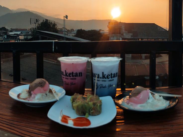 Menikmati Susu Ketan Pak Yan Dibarengi Pemandangan