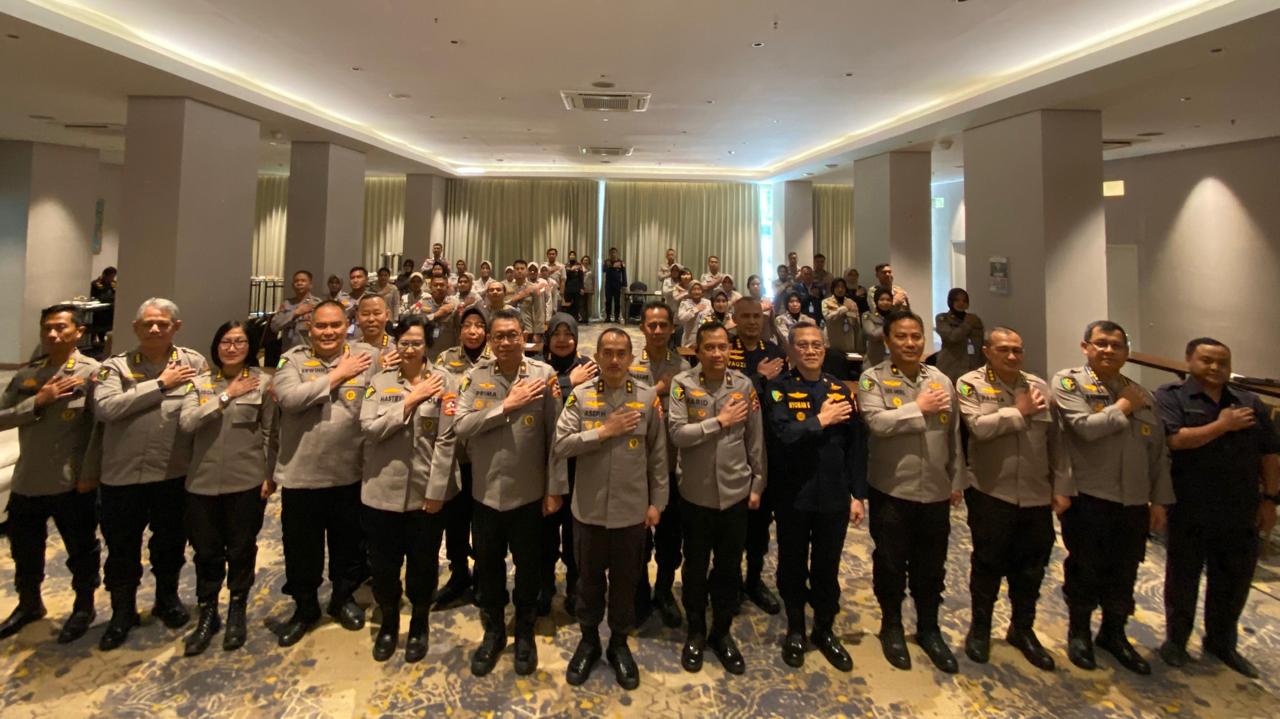 TINGKATKAN KUALITAS SDM: Personel Polri di sela menjalani pelatihan Ante Mortem DVI di Swissbell Hotel, Jakarta hari ini (26/8).