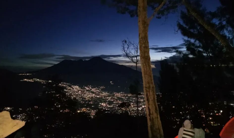 INDAH: View citylight di malam hari dilihat dari puncak Gunung Bokong