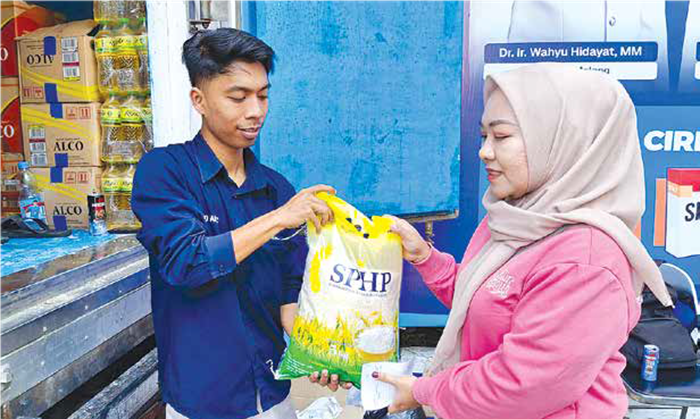LARIS TERJUAL: Warga Lowokwaru membeli beras SPHP di Gerakan Pangan Murah (GPM) kemarin pagi.