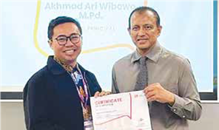 GALI POTENSI AI: Kepala MAM 1 Kota Malang Akhmad Ari Wibowo (kiri) bersama Abu Bakar bin Farid BSc MEd selaku Trainer MCE Singapura.