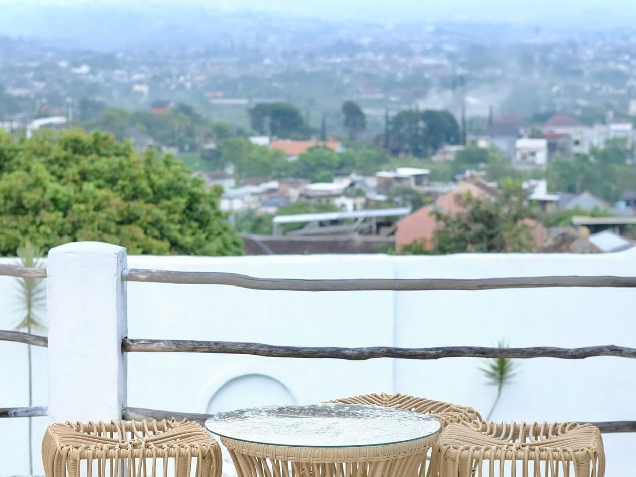 Menyeruput kopi hangat sambil menikmati pemandangan alam Batu memang tiada duanya. Dari sudut kafe yang estetik, setiap momen jadi terasa lebih istimewa.