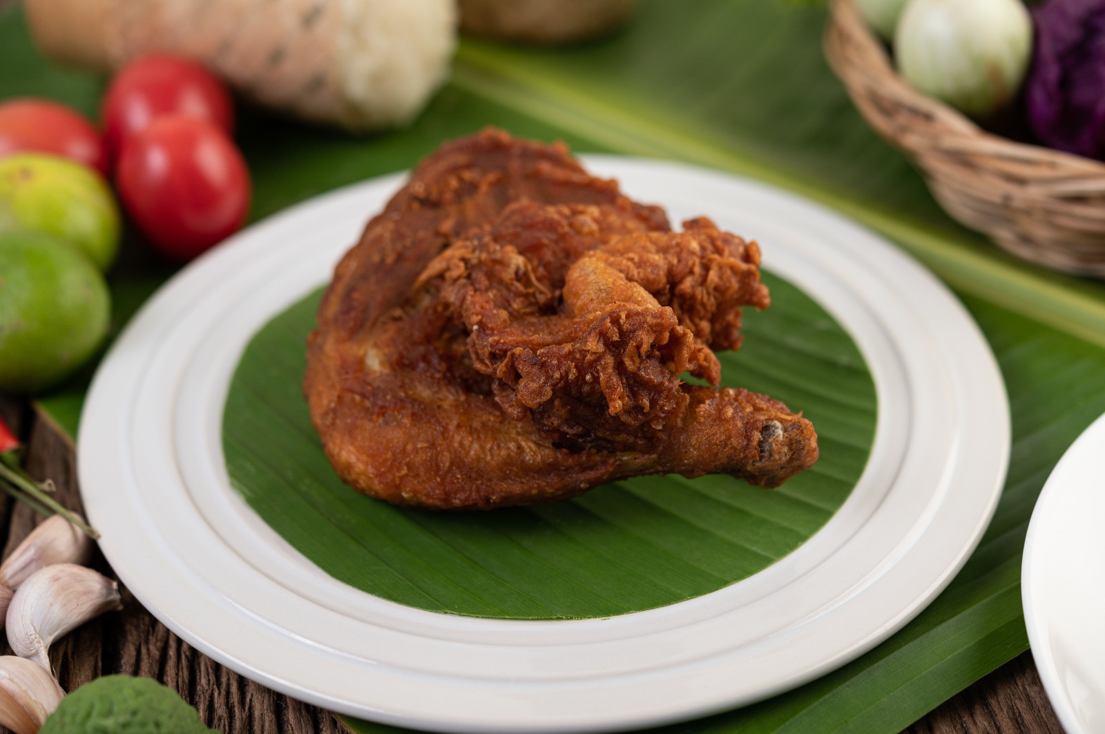 MENGGODA LIDAH: Menikmati ayam goreng yang menggugah selera.