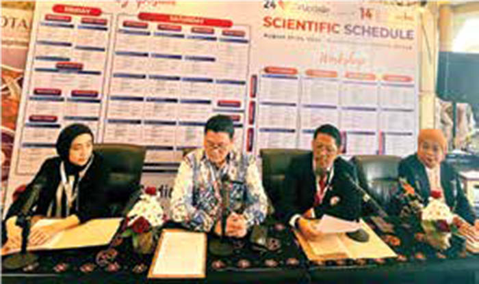 MCVU 2025: Ketua Pengurus Pusat PERKI dr Ade Meidian Ambari SpJP Subsp PRKv (K) PhD (dua dari kiri) dan Ketua PERKI Cabang Malang Prof dr M. Saifur Rohman SpJP Subsp KI (K) PhD (tiga dari kiri) menjaw