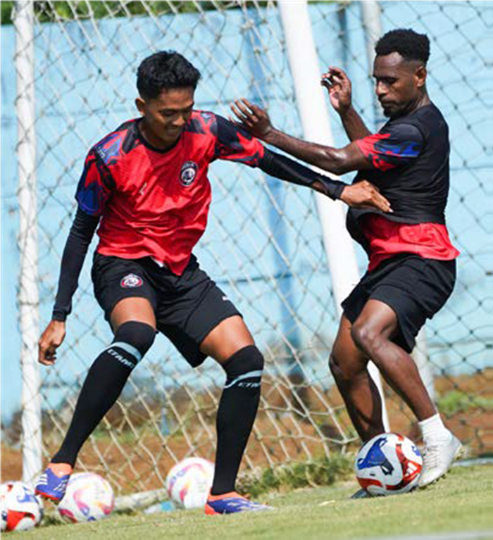 DIHARAPKAN BERKEMBANG: Bayu Aji (kiri) berebut bola dengan Iksan Lestaluhu dalam sesi latihan di ARG Soccer Field Lawang, pekan lalu.