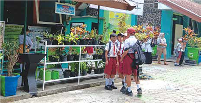 BUTUH MOTIVASI: Siswa-siswi SDN Panggungrejo 4 beraktivitas di sela jam istirahat beberapa waktu lalu.