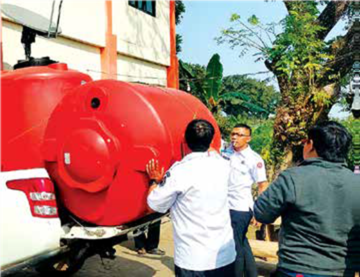 ANTISIPASI: Personel BPBD Kabupaten Malang menyiapkan tandon untuk dipasok ke desa-desa rawan kekeringan.