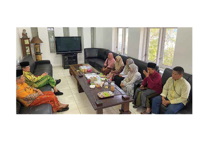 MENUJU TANAH SUCI: Komisiaris PT ACA Iwan Kurniawan ( tiga dari kiri) dan Sulastri (lima dari kiri) foto bersama para pemenang undian umrah gratis lainnya dari PT ACA di Kantor PT ACA, kemarin Senin (