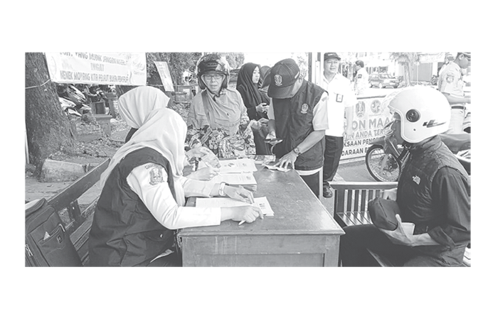 PENERTIBAN: Pengendara yang belum membayar opsen PKB terkena tilang di depan Pasar Kepanjen beberapa waktu lalu.
