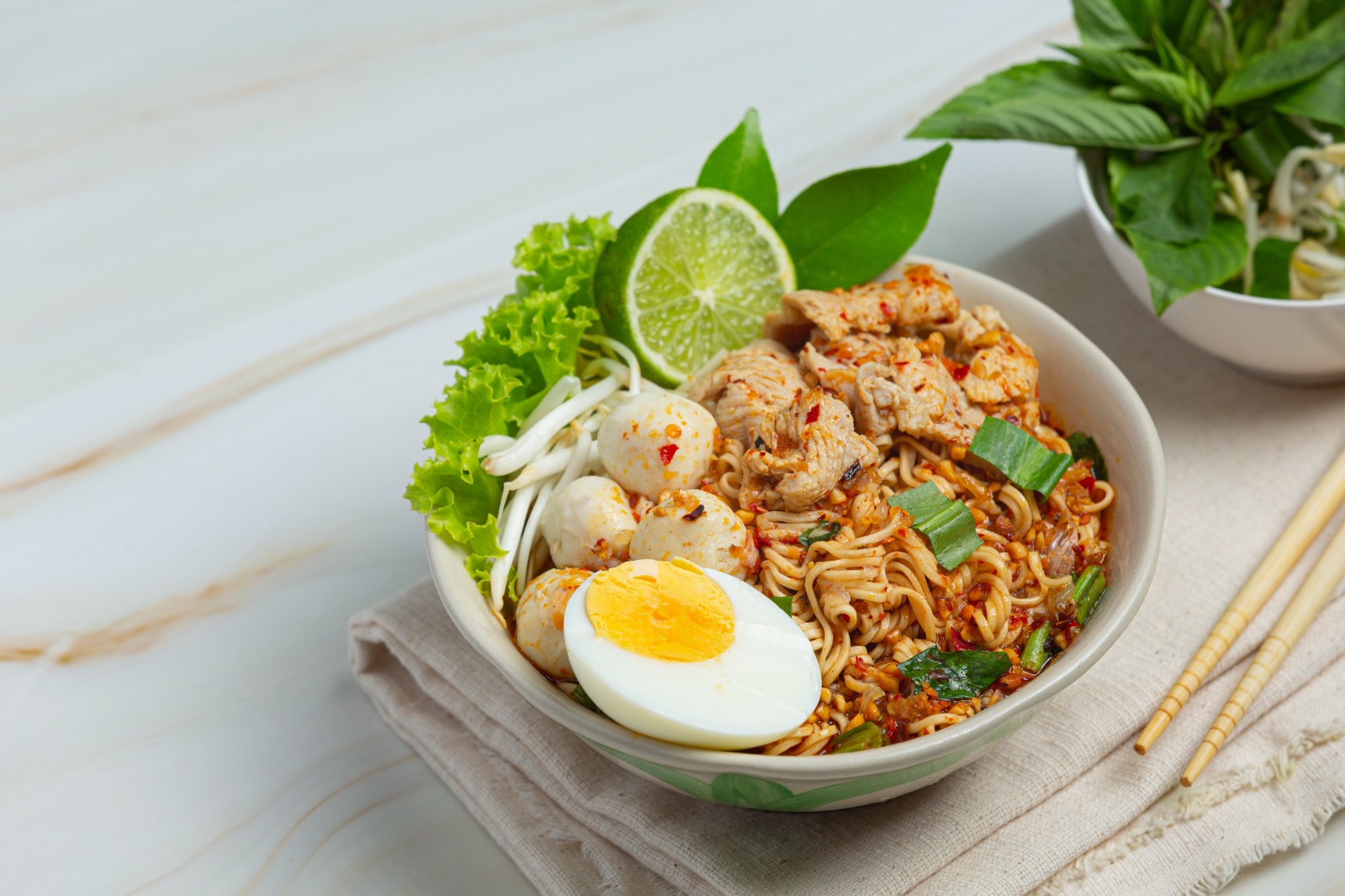 LEZAT: Menikmati gurihnya cwie mie lezat yang menggugah selera.