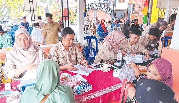 ANTUSIASME: Warga antre mendapatkan pelayanan dari Badan Pendapatan Daerah (Bapenda) Kabupaten Malang di kantor Desa Ngasem, Kecamatan Ngajum kemarin (26/8).