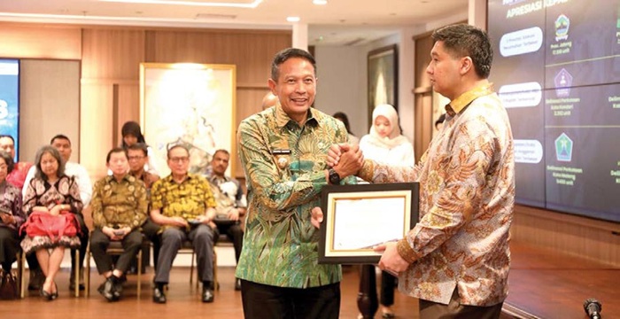 MBOIS: Wali Kota Malang Wahyu Hidayat (kiri) menerima penghargaan dari Menteri Perumahan dan Kawasan Permukiman Maruarar Sirait di Kementerian Perumahan dan Kawasan Permukiman, Wisma Mandiri II, Jakar