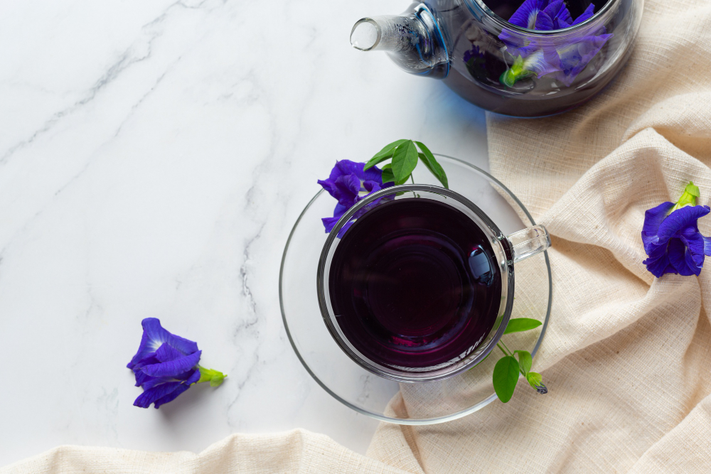 BANYAK KHASIAT: Minuman teh dari bunga telang yang ternyata memiliki banyak manfaat saat dikonsumsi.