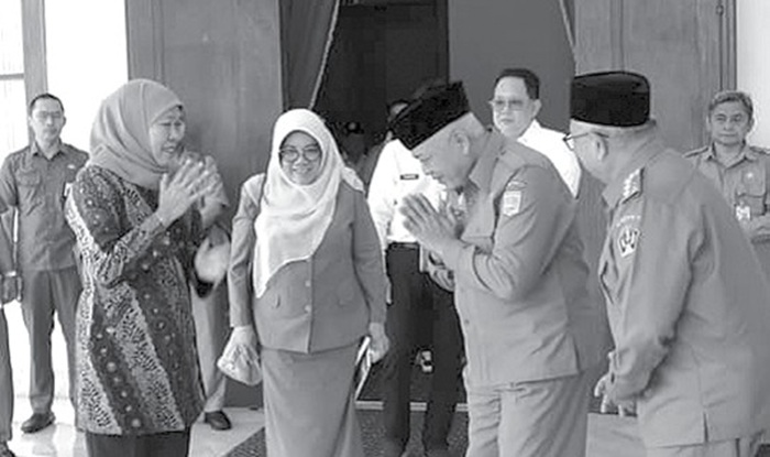 DEMI KUA LITAS JA LAN: Bupati Malang H M. Sanusi berpamitan kepada Gubernur Jatim Khofifah Indar Parawansa setelah audiensi pengusulan peningkatan status jalan kabupaten di Gedung Negara Grahadi, Sura