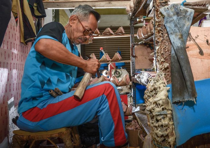 ELEGAN: Sepatu kulit handmade buatan pengrajin lokal Malang yang bisa dipesan sesuai desain pribadi.