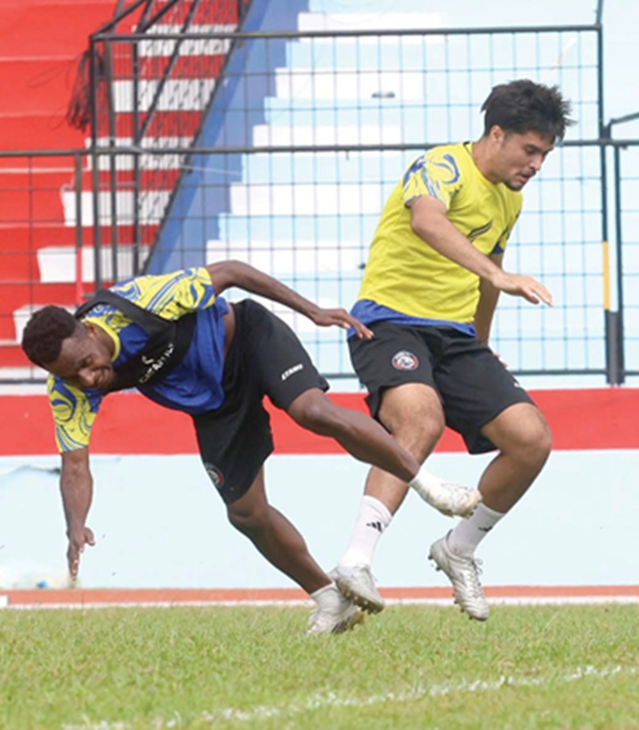 BERPELUANG TAMPIL: Brandon Scheunemann (kanan) berhasil menghadang Samuel Balinsa dalam sesi latihan Arema FC di Stadion Gajayana, kemarin.