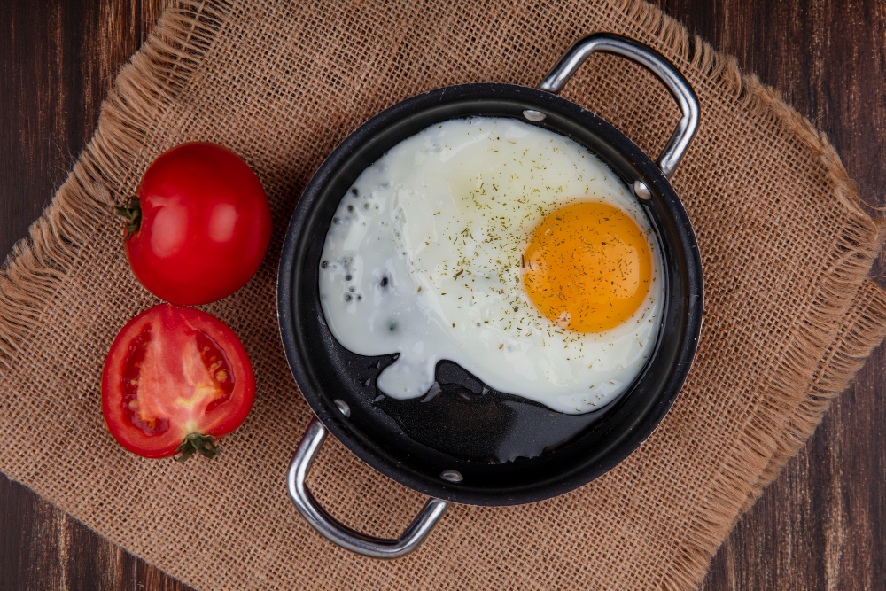 DIGEMARI BANYAK ORANG: Hidangan telur yang disajikan dengan digoreng setengah matang.