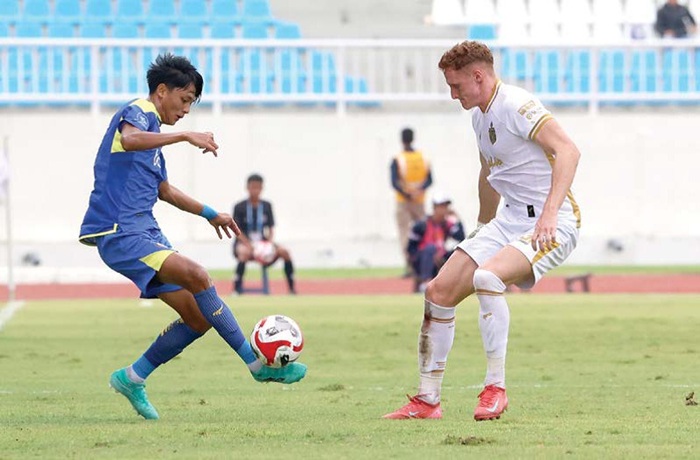 ABSEN LAMA: Achmad Maulana Syarif (kiri) berusaha melewati pemain Bhayangkara Presisi Lampung FC Stjepan Plazonja dalam laga BRI Super League, 22 Agustus lalu.