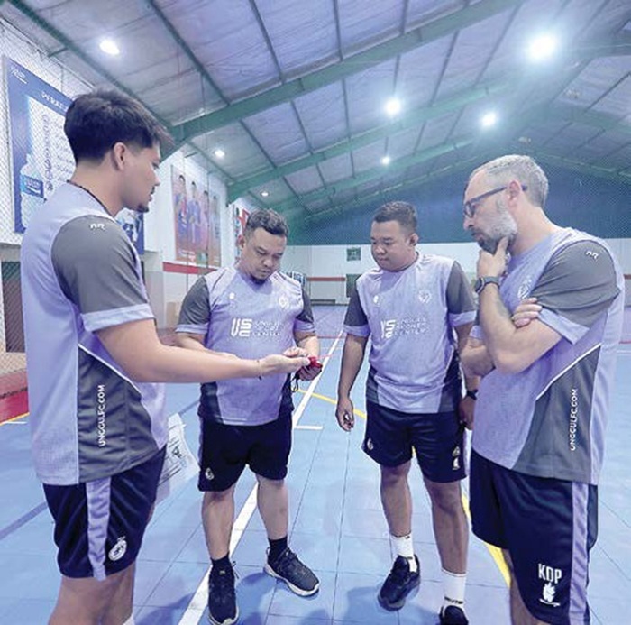 PANTAU PENGGAWA MUDA: Staf pelatih Unggul FC Malang berdiskusi dalam sesi latihan di Unggul Sports Center, kemarin.