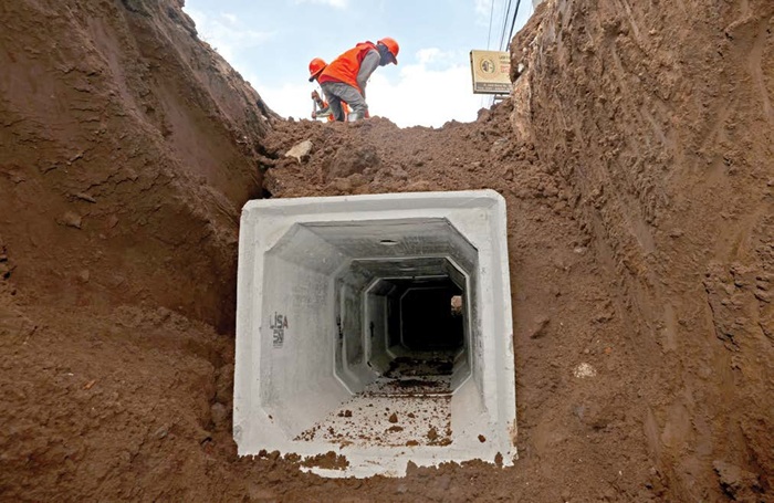 KURANGI GENANGAN: Pekerja mulai memasang beton drainase di Jalan Janti, Bandungrejosari, Sukun, kemarin siang.