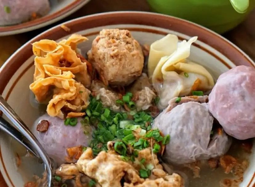 Warung bakso di Klakah Lumajang selalu ramai, jadi rekomendasi kuliner favorit yang wajib dicoba.