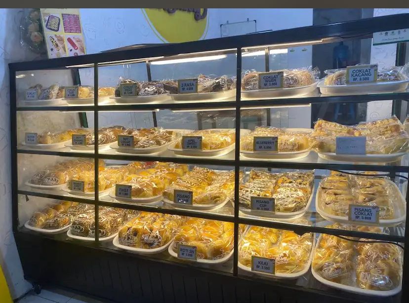 Deretan toko kue dan bakery di sekitar Stasiun Klakah, jadi pilihan pas untuk membawa oleh-oleh.