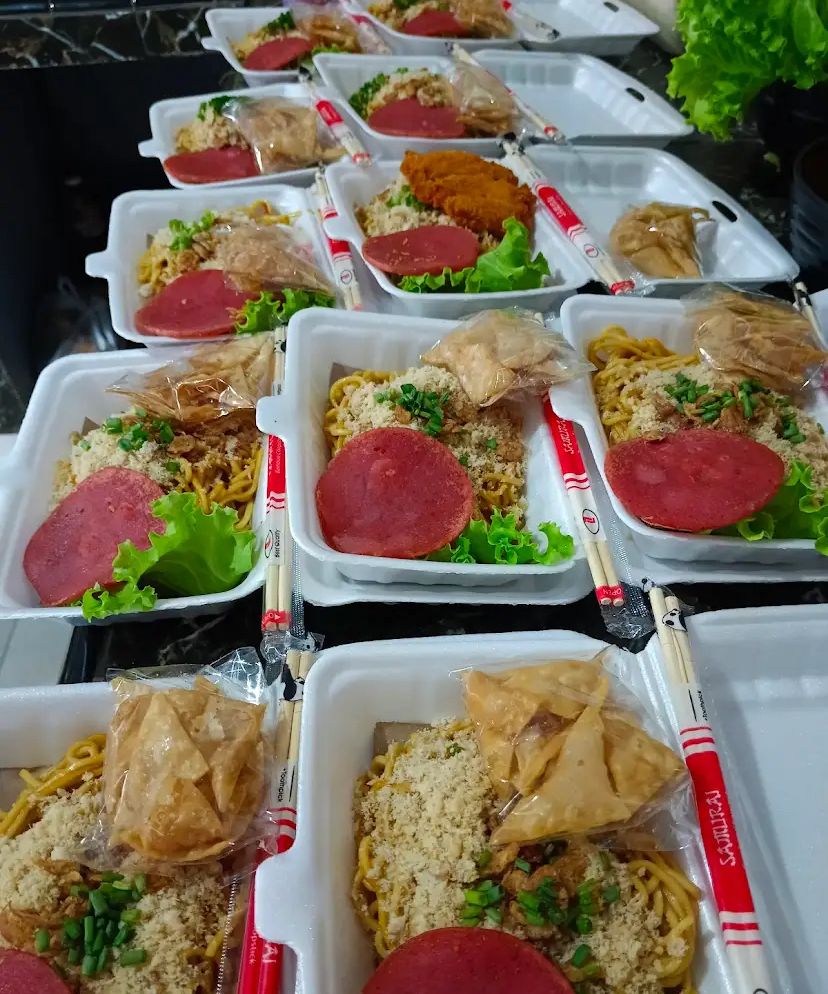 Semangkuk mi ayam hangat khas Klakah, cocok disantap kapan saja sebagai hidangan sehari-hari.