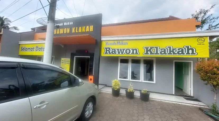 Semangkuk rawon Klakah dengan kuah hitam pekat khas, jadi kuliner legendaris yang selalu dirindukan.