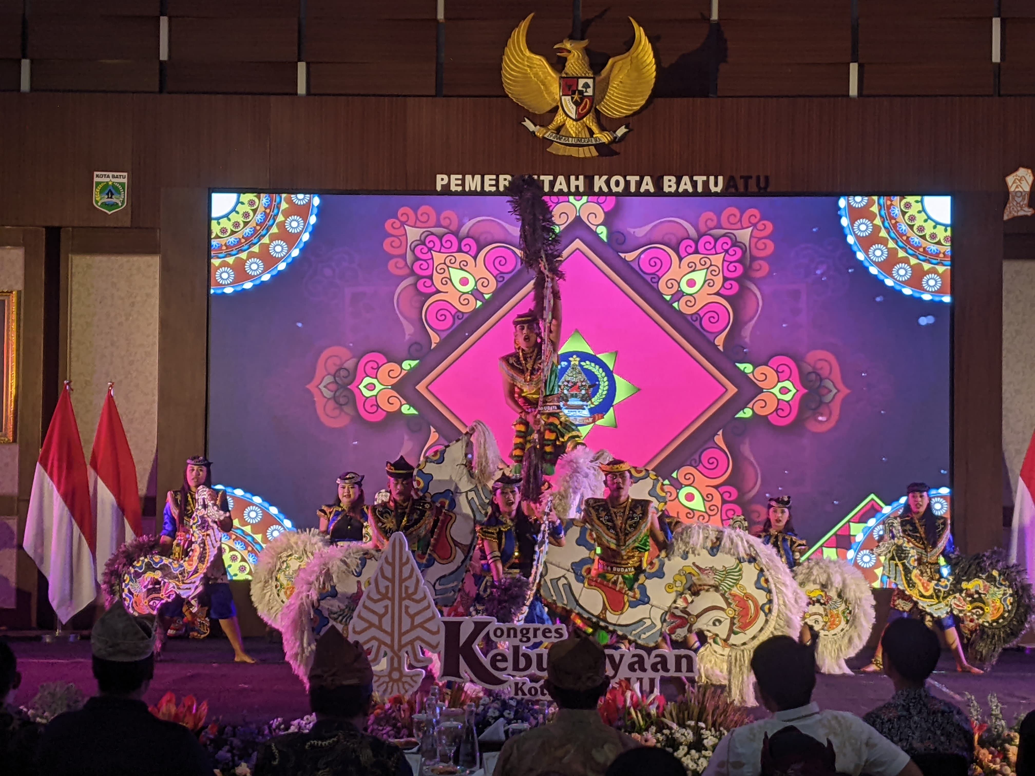 SEMARAK: Penampilan tari tradisonal menambah semarak acara Kongres Kebudayaan III Kota Batu, Selasa malam (26/8)