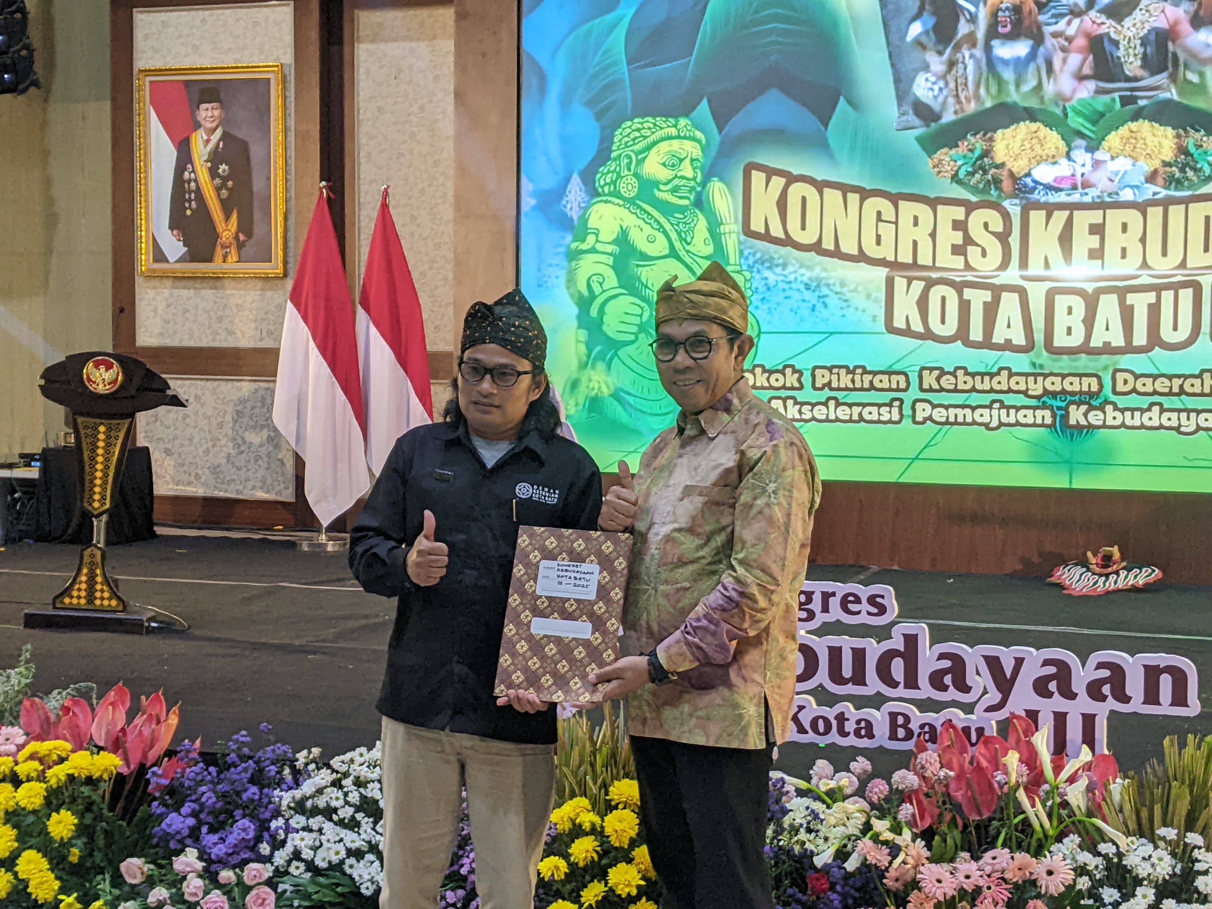 SINERGI: Ketua Dewan Kesenian Kota Batu Sunarto menyerahkan rekomendasi kepada Wali Kota Batu Nurochman.