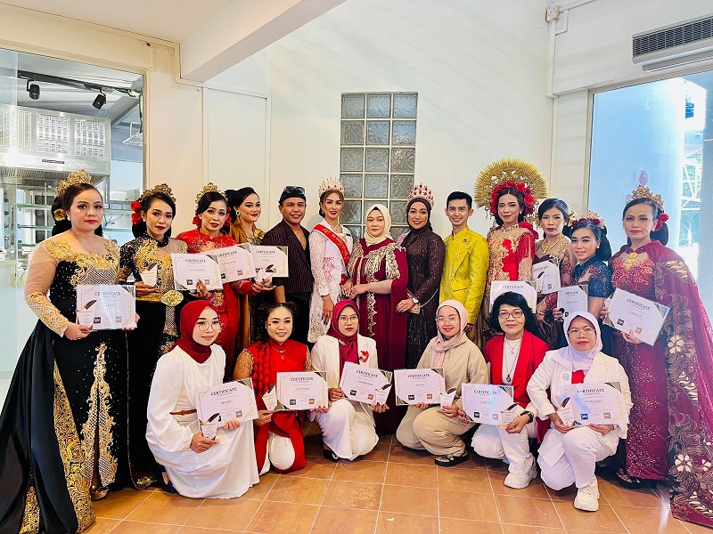 SEMARAK KEMERDEKAAN: Fashion desainer asal Malang, Andy Sugix dan Ardalano menunjukkan eksistensinya dalam mengenalkan budaya Indonesia di Singapura.