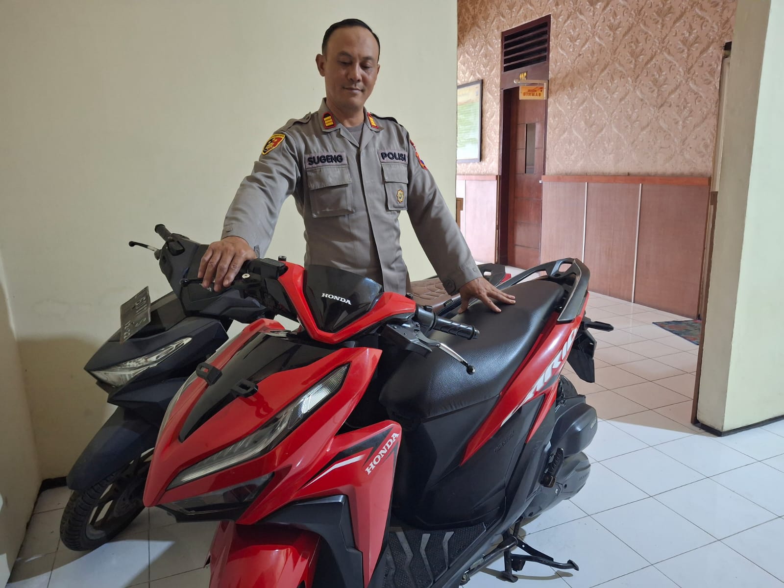 BARANG BUKTI: Motor Vario merah yang berhasil diamankan oleh polisi.