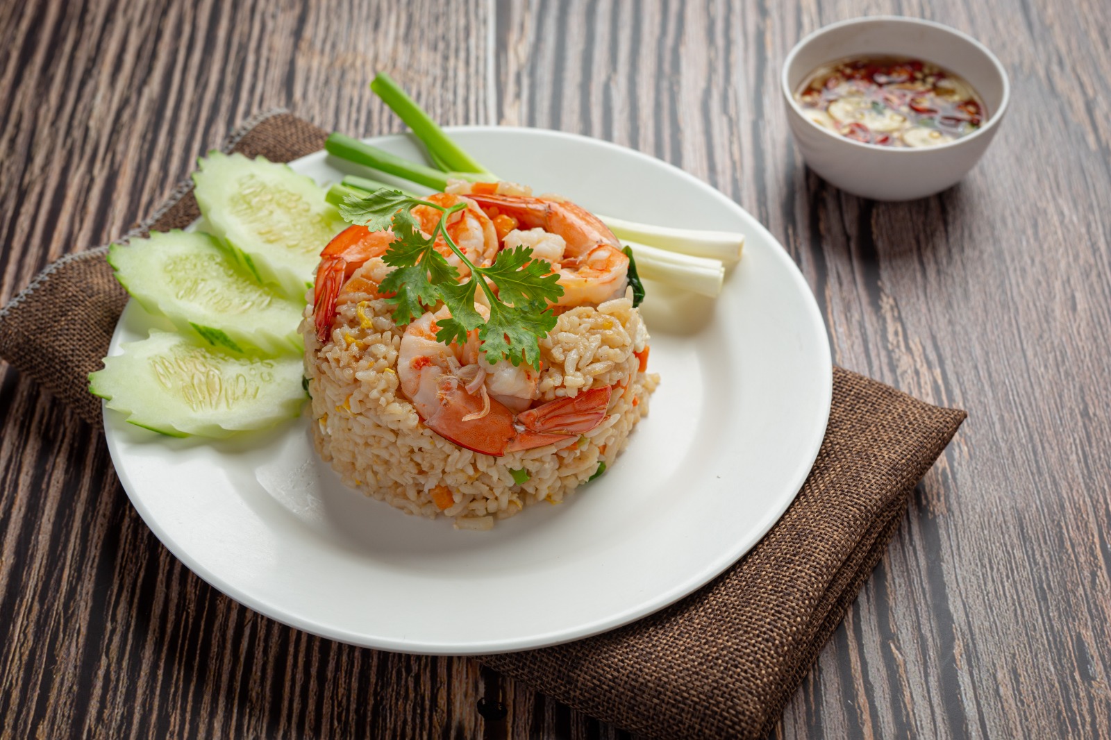 MENGGUGAH SELERA: Menikmati sepiring nasi goreng yang hangat.