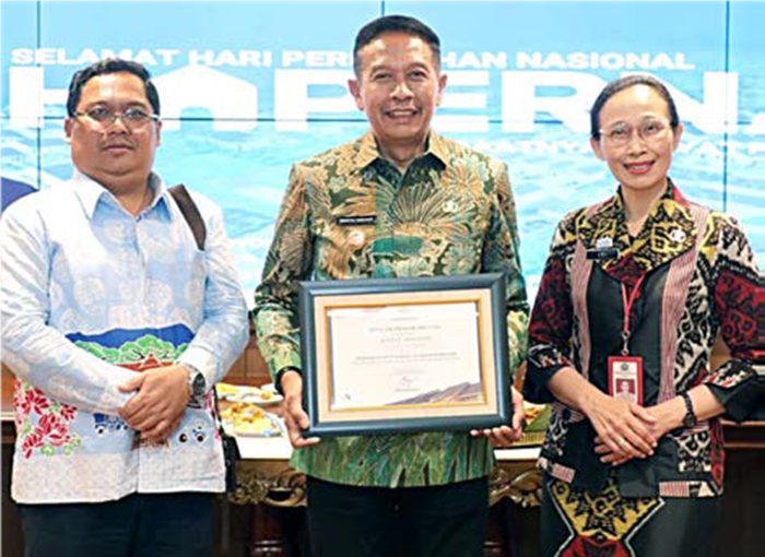 PASTIKAN BERLANJUT: Wali Kota Malang Wahyu Hidayat (tengah) bersama Kepala DPUPRPKP Kota Malang Dandung Djulharjanto (kiri) dan Kepala Bappeda Kota Malang Dwi Rahayu di Kantor Kementerian Perumahan da