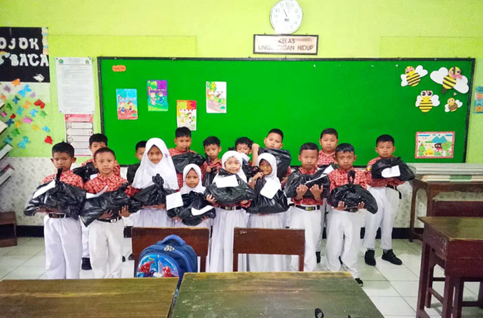 BERTAHAP: Para pelajar SDN Sukoharjo 1 menunjukkan seragam gratis dari Pemkot Malang, kemarin (26/8).