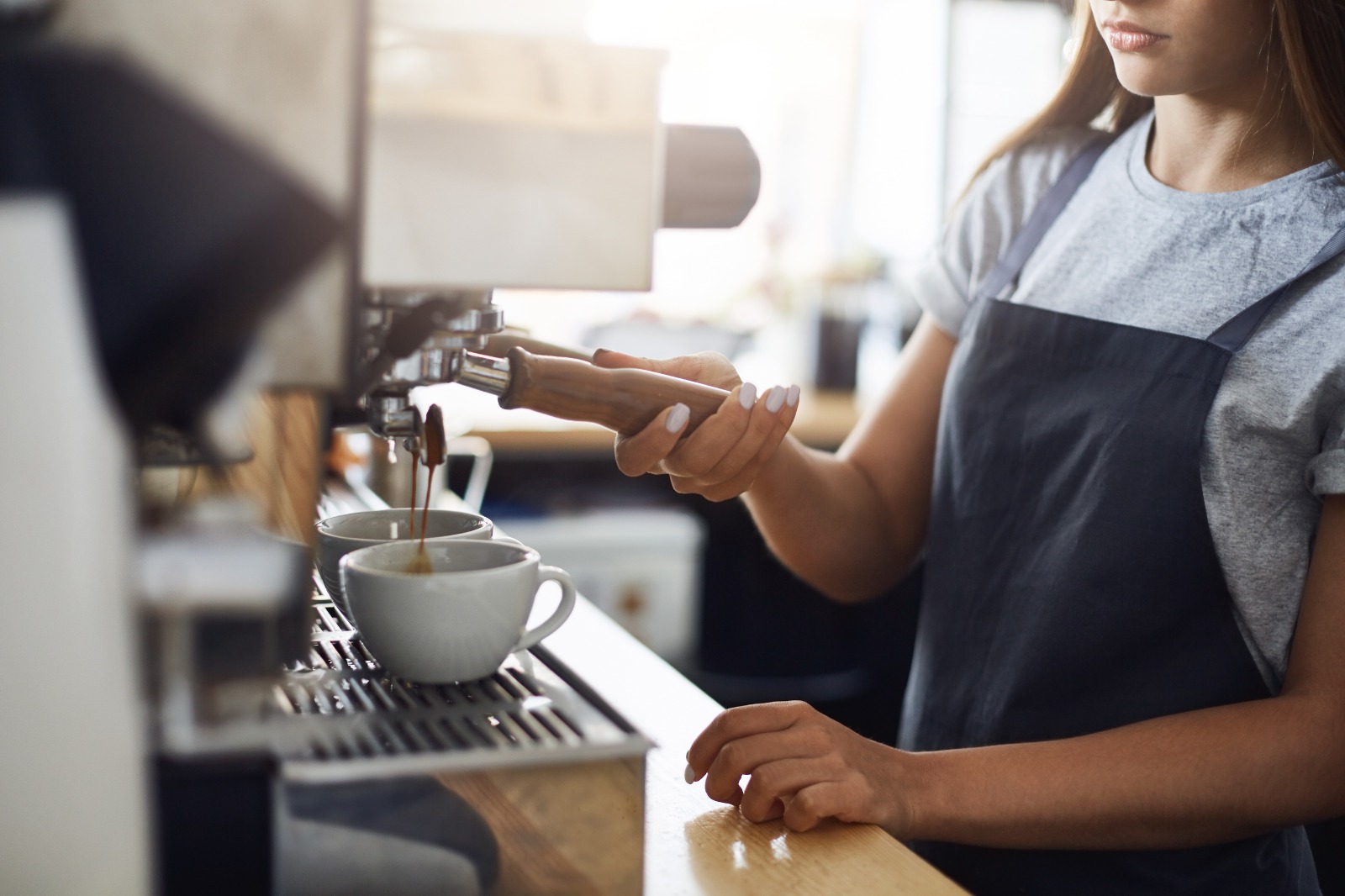 SANTAI: Menikmati secangkir kopi dengan pemandangan di pagi hari.