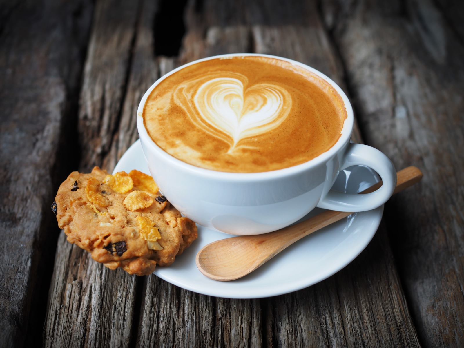 NYAMAN: Mengunjungi coffeshop di Singosari dengan menikmati secangkir cappucino.