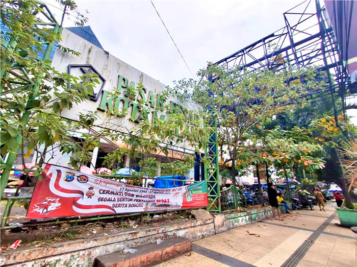 TUNTUT TRANSPARANSI: Sejumlah bagian Pasar Besar Malang sudah cukup lama tidak mendapat perawatan. Para pedagang menuntut hal tersebut.